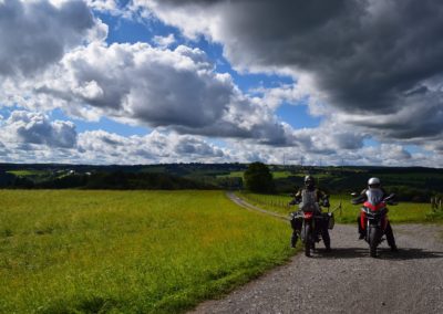 Moe und David auf einem Schotterweg in der Eifel