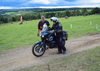 Neben dem Mopped herlaufen