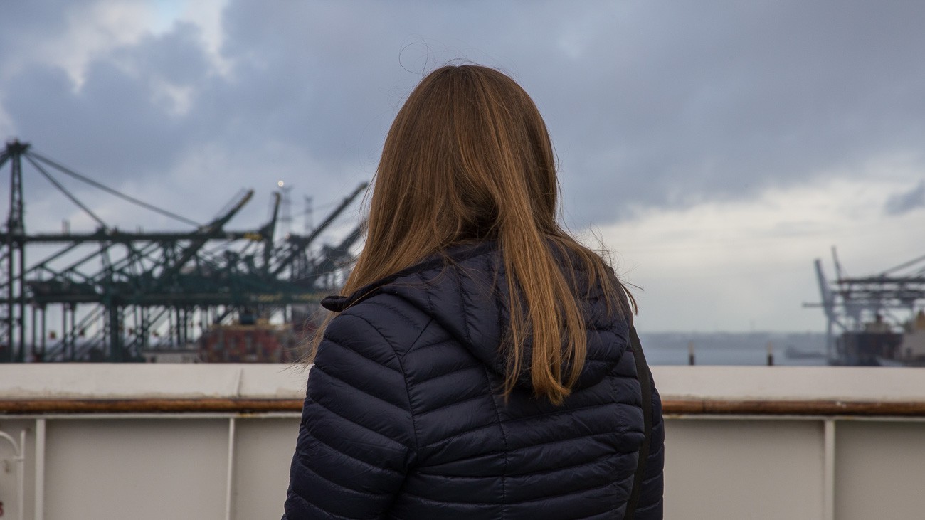 Nicki schaut von der Reling auf den Hafen Antwerpen