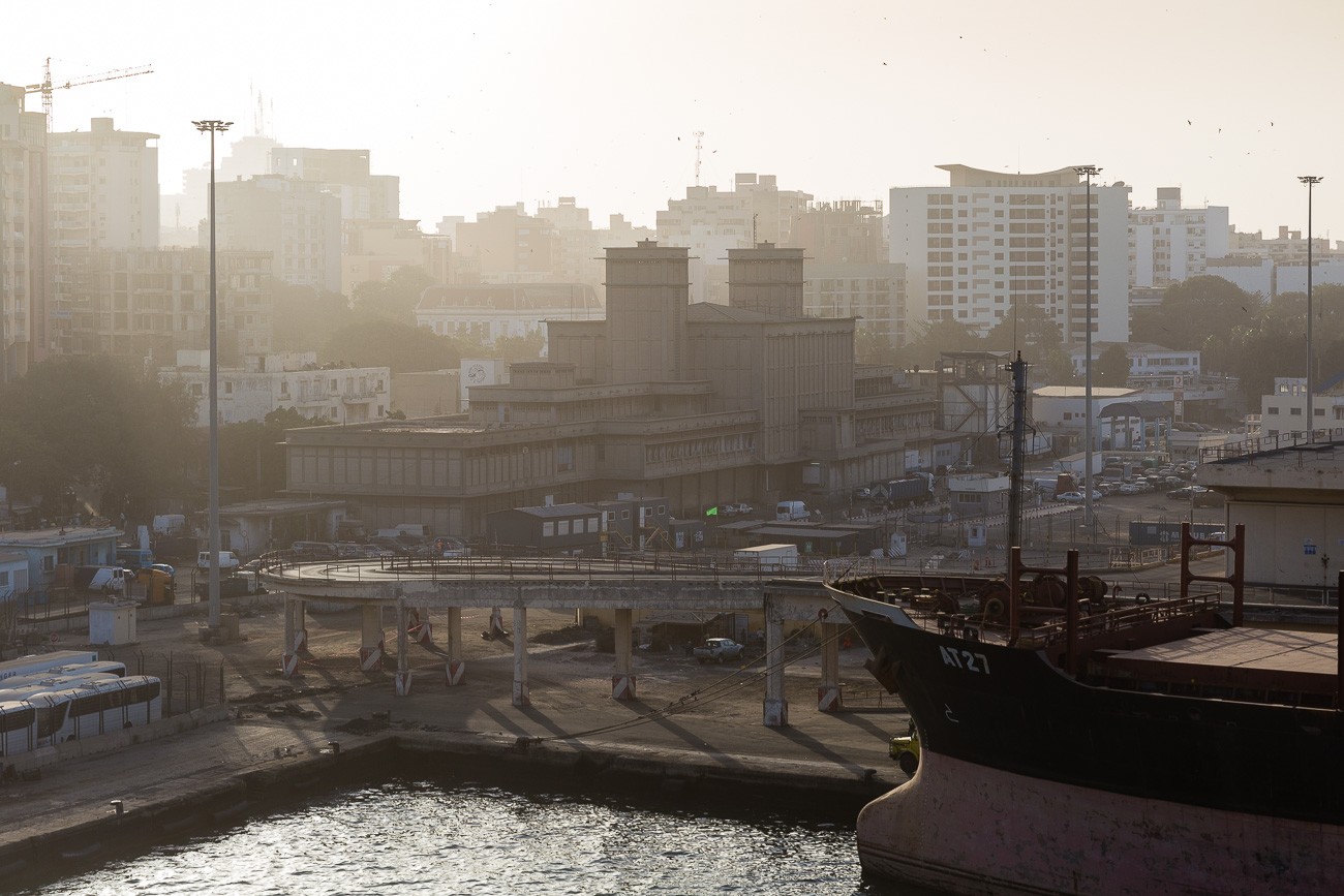 Blick aus dem Hafen auf die Skyline von Dakar, die im Nebel verschwindet